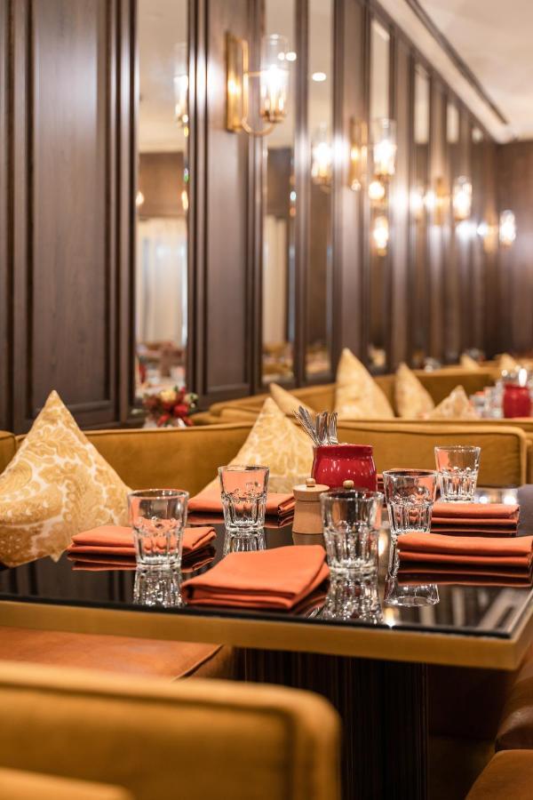 President - Ihcl Seleqtions Hotell Mumbai Eksteriør bilde The interior of the restaurant