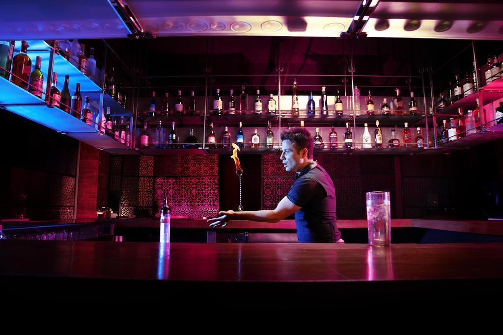 President - Ihcl Seleqtions Hotell Mumbai Eksteriør bilde A bartender at work