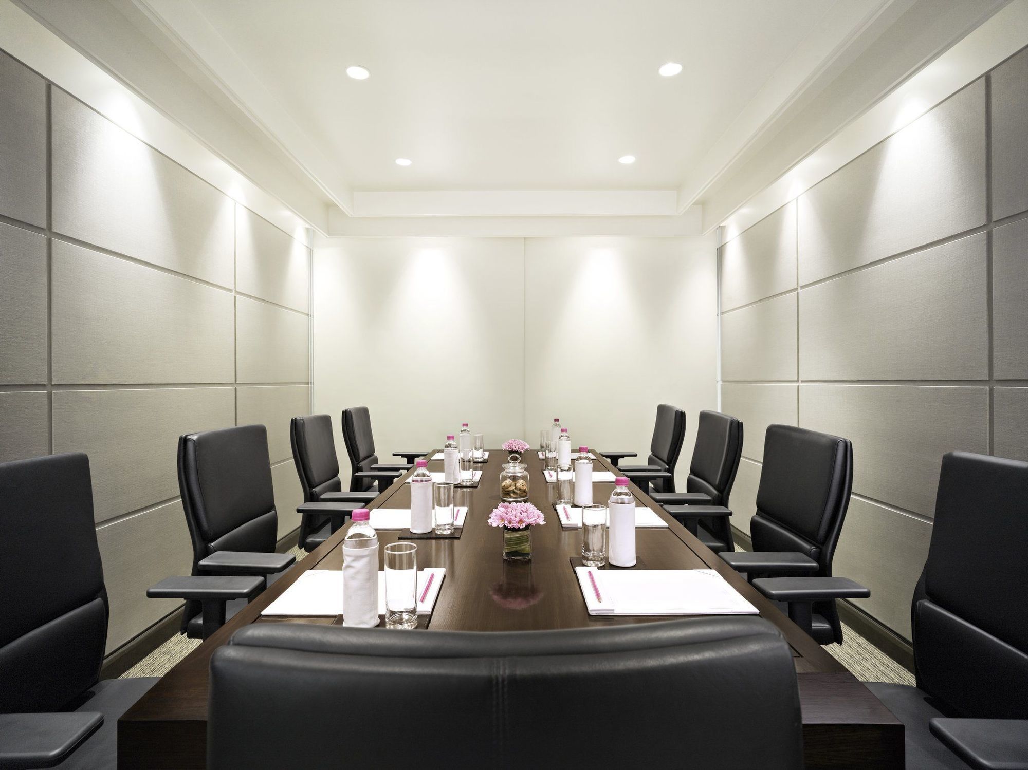 President - Ihcl Seleqtions Hotell Mumbai Eksteriør bilde A boardroom at a hotel
