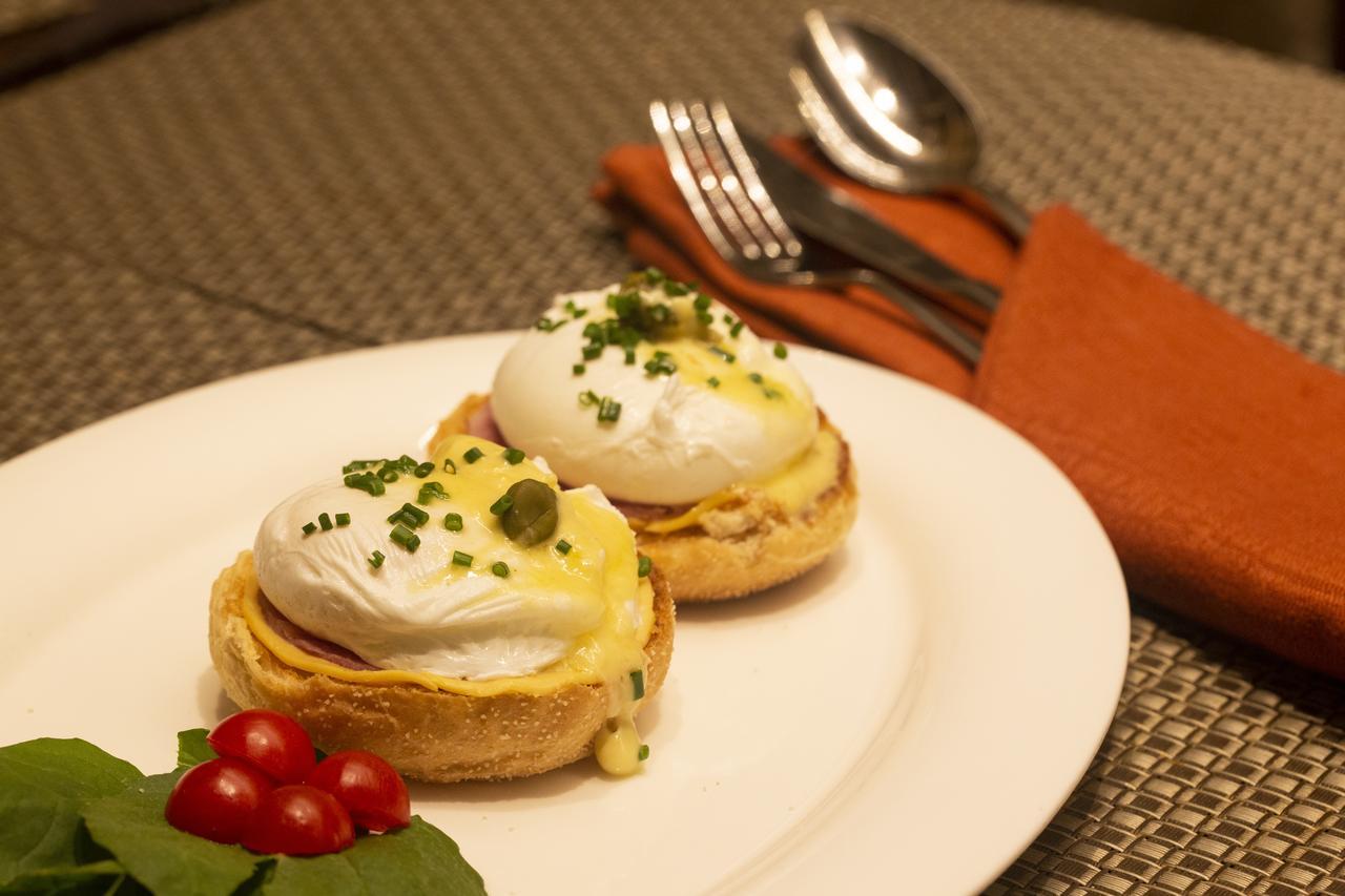 President - Ihcl Seleqtions Hotell Mumbai Eksteriør bilde Eggs Benedict