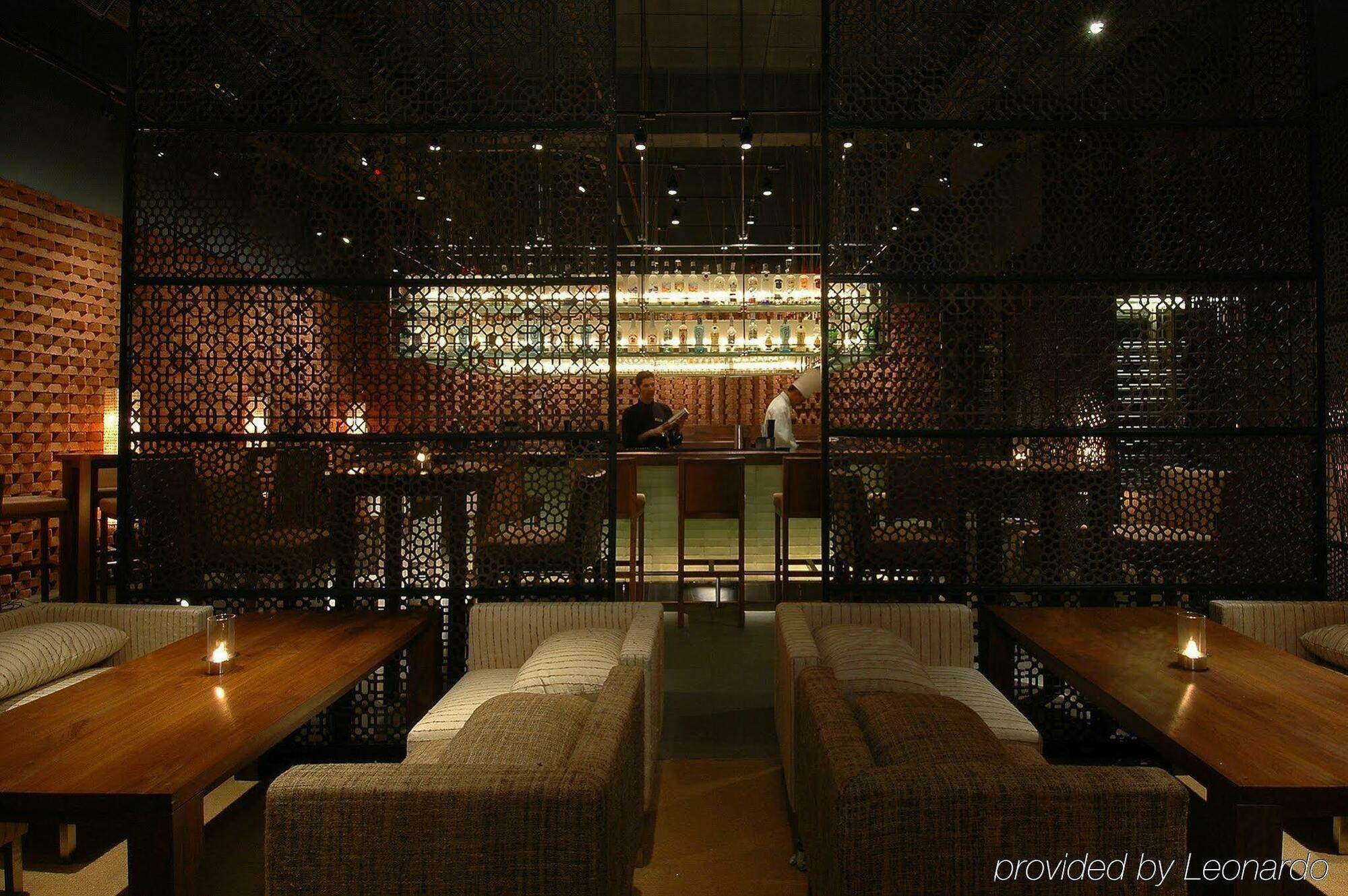 President - Ihcl Seleqtions Hotell Mumbai Interiør bilde The bar at the restaurant