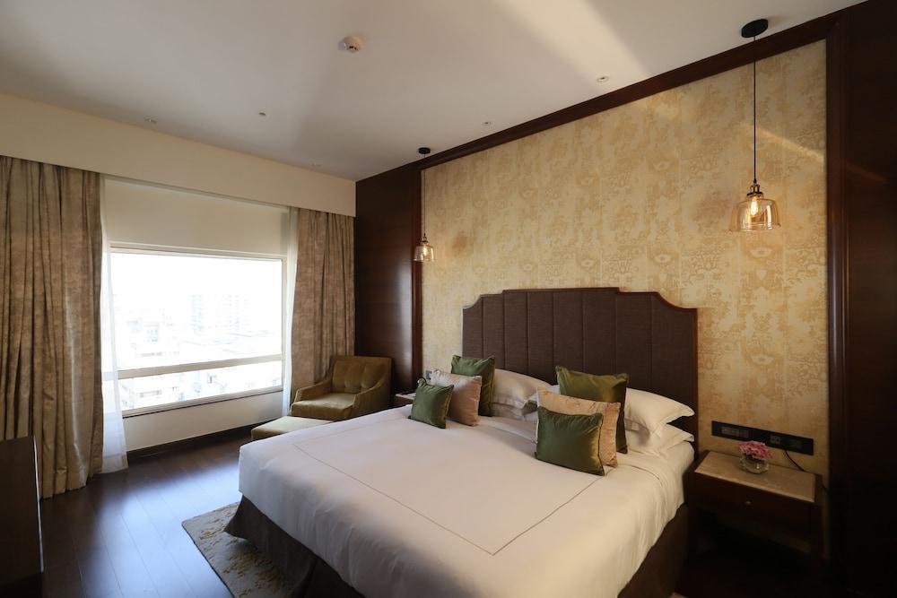 President - Ihcl Seleqtions Hotell Mumbai Eksteriør bilde A bedroom at the Taj Bengal